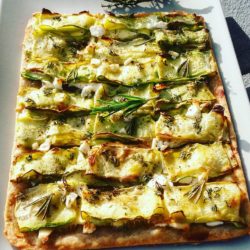 Pizza aux Courgettes, Feta, Thym et Romarin